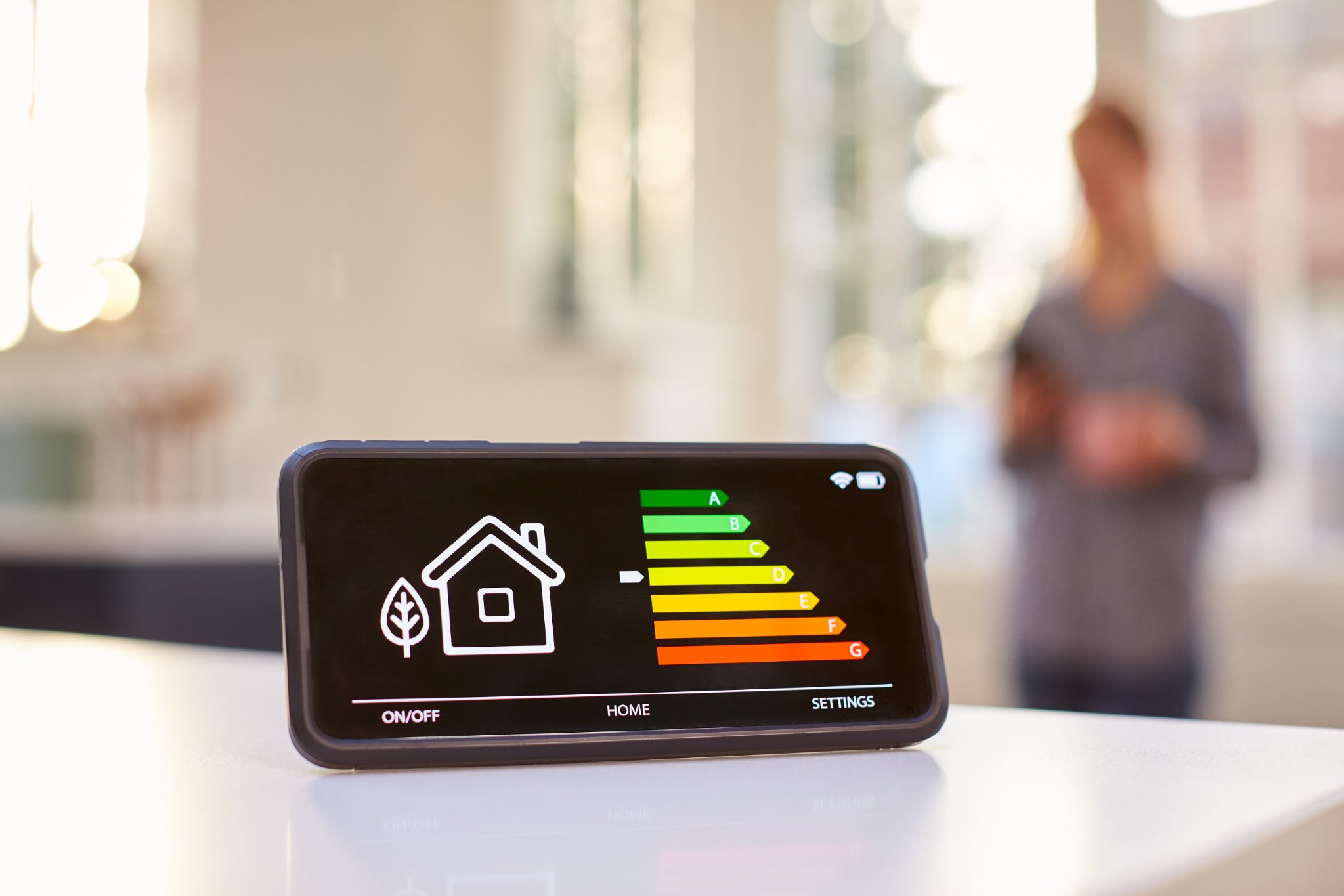 Medidor de energía inteligente en la cocina que mide la eficiencia energética