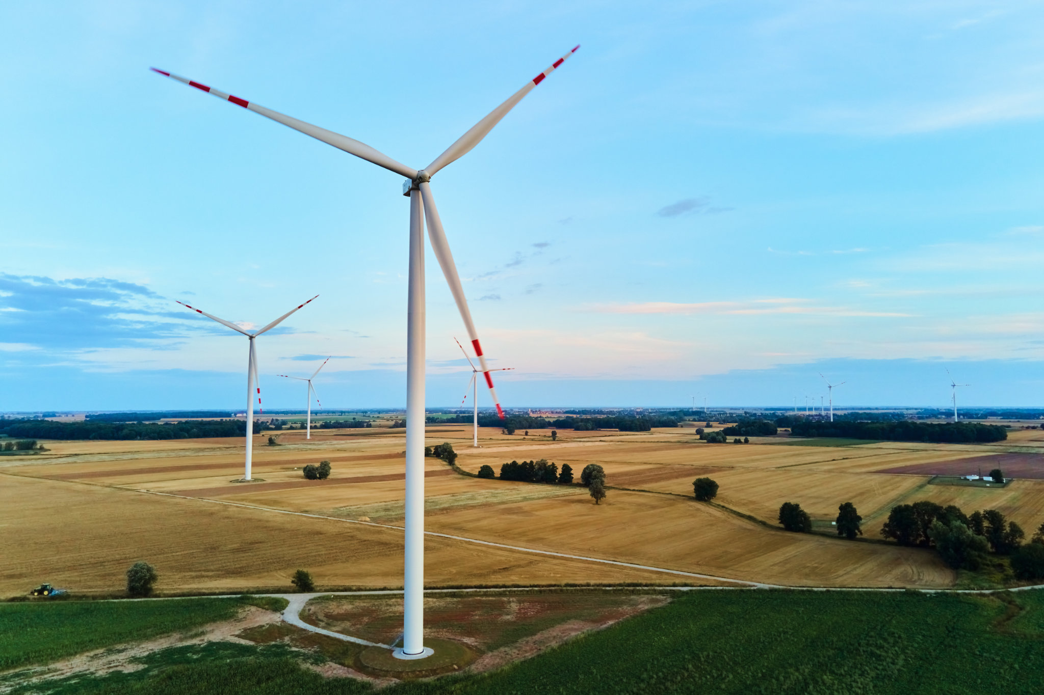 Turbina de viento en el campo. Concepto de energía eólica. Energías renovables para la protección del clima