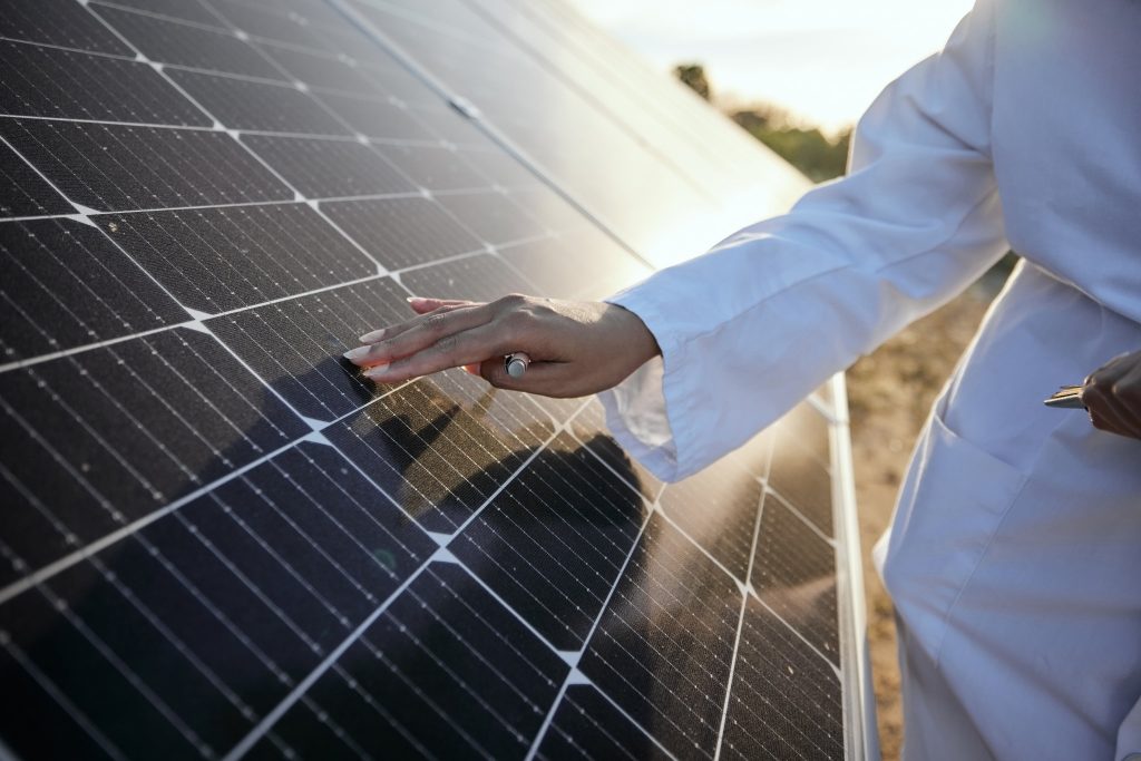 El panel solar solar, la energía solar y la electricidad es la innovación futura en tecnología, energía renovable